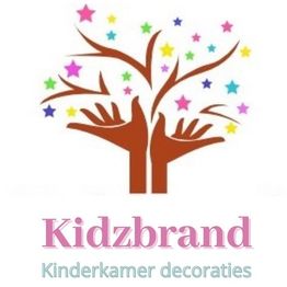 Logo met handen als boomtakken en kleurrijke sterren, tekst: "Kidzbrand Kinderkamerdecoraties".