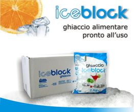 Confezione e sacchetto di ghiaccio alimentare "iceblock" con immagine di arancia e cubetti.