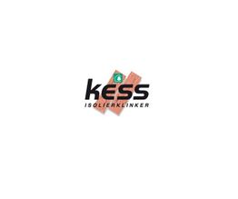 Logo von "Kess Isolierklinker" mit Ziegelhintergrund.
