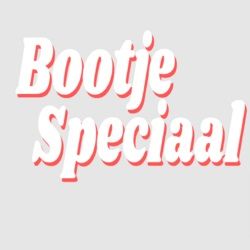 Witte tekst "Bootje Speciaal" met rode schaduw op een grijze achtergrond.