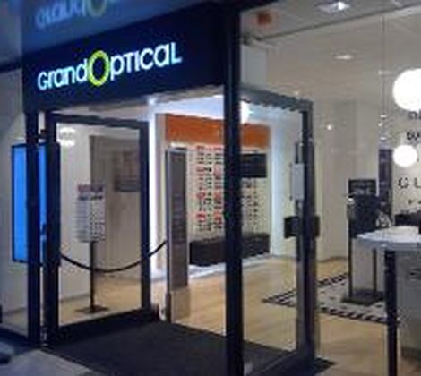 Winkelinterieur van GrandOptical met brilaanbiedingen en moderne inrichting.