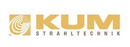 Logo mit goldener Aufschrift "KUM Strahltechnik" und einem spiralförmigen Symbol links.