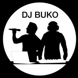 Zwei Silhouetten: Person mit Mikrofon, DJ mit Kopfhörern, Laptop und Mixer, Text „DJ BUKO“.