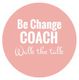 Rund, lyserød cirkel med teksten: "Be Change COACH Walk the talk".