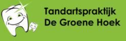 Groene achtergrond met een lachende tand en de tekst 'Tandartspraktijk De Groene Hoek'.