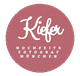 Runder, roter Schriftzug mit "Kiefer" und "Hochzeitsfotograf München" in Weiß.