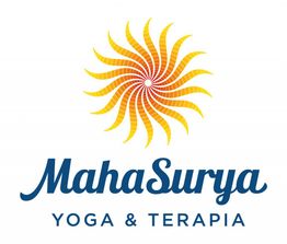 Logotipo do MahaSurya Yoga & Terapia com um sol estilizado em laranja e amarelo.