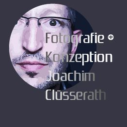 Porträt eines Mannes mit Text: "Fotografie + Konzeption, Joachim Clüsserath" auf dunklem Hintergrund.