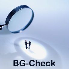 Lupe vergrößert zwei stehende Figuren mit dem Schriftzug "BG-Check" darunter.