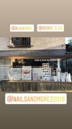 Geschäftsfassade mit Schaufensterbeschriftung zu Nageldesign und Kosmetik, Instagram-Namen oben.