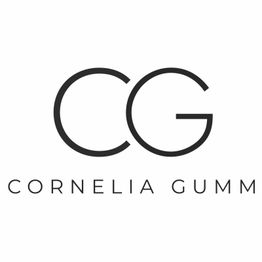 Schwarzes Logo mit den Buchstaben "CG" und dem Text "Cornelia Gumm" darunter auf weißem Hintergrund.