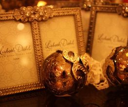Fotorahmen und majästätische anmutende Weihnachtskugeln von Lisbeth Dahl.