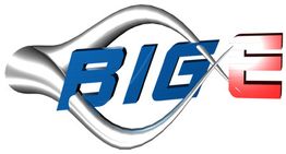 Schriftzug "BIG E" in Blau und Rot mit geschwungenem silbernem Element im Hintergrund.
