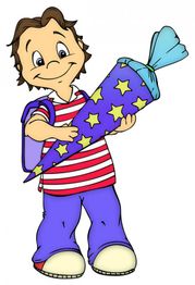 Junge mit rot-weißem Shirt und Rucksack hält eine blaue Schultüte mit gelben Sternen.