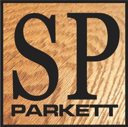 SP Parkett-Logo mit Holzmaserung im Hintergrund.