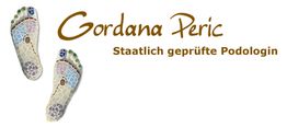 Zwei bunte Fußabdrücke, daneben "Gordana Peric, Staatlich geprüfte Podologin" in Braun.