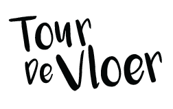 "Handgeschreven tekst: 'Tour de Vloer' in zwarte letters op een witte achtergrond."