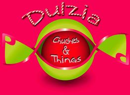 Logotipo de Dulzia: caramelo verde y rojo con texto "Chuches & Things". Fondo rosa.