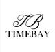 Logo med bogstaverne "TB" i kursiv over teksten "TIMEBAY" i sort på hvid baggrund.