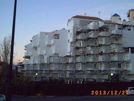 Edificio blanco con andamios en un día despejado, fecha en la imagen: 2013/12/21.