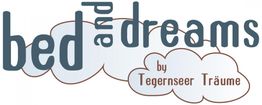 Textlogo: "bed and dreams by Tegernseer Träume" vor Wolkenhintergrund.