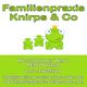 Drei Frösche mit einer Krone, Text: Familienpraxis Knirps & Co, Kontaktinfo unten.