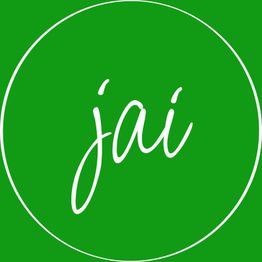 Grüner Kreis mit weißem Rand, darin handschriftlich das Wort "jai" in Weiß.
