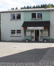 Firmengebäude mit Parkplatz