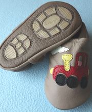 Lauflernschuhe mit elastischen Gummisohleneinsätzen