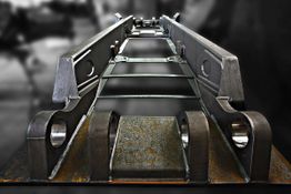 Nahaufnahme eines großen, industriellen Metallrahmens vor unscharfem Hintergrund.