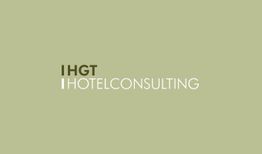 IHGT Hotelconsulting-Logo auf hellgrünem Hintergrund, schwarz-weiß gestaltet.