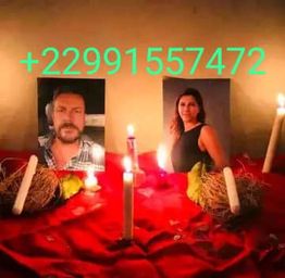 Deux photos derrière des bougies allumées sur un tissu rouge, avec un numéro de téléphone.