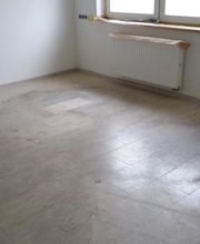 Mit Wachs beschichteter Boden vor der Sanierung