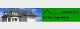 Moderner Hausbau mit HaWe Immobilien-Logo auf grünem Hintergrund.