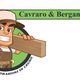 Un falegname sorridente con un asse di legno, logo di Cavraro & Bergantin, lavorazioni in legno.