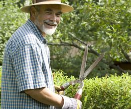 Hillfe bei der Gartenarbeit