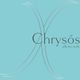 Logo con scritta "Chrysós officine orafe" su sfondo azzurro con linee curve decorative.
