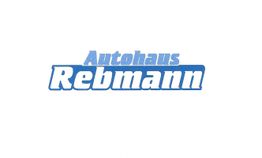 Text "Autohaus Rebmann" in blauer Schrift auf weißem Hintergrund.