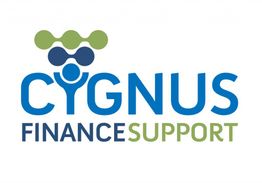 Logo van "Cygnus Finance Support" met blauwe en groene letters en ontwerp erboven.