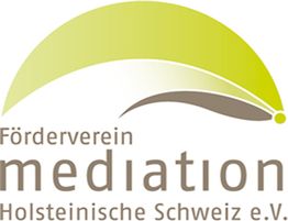 Logo des Fördervereins Mediation Holsteinische Schweiz e.V. mit geschwungenem Bogen in Grün.