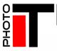 Logo mit Text "PHOTO" vertikal und "IT" horizontal. Roter und schwarzer Buchstabe im Design.
