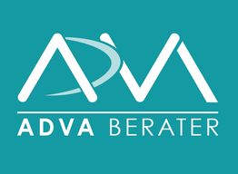 Logo "ADVA BERATER" auf türkisem Hintergrund, mit stilisiertem Schriftzug und geschwungenem Element.