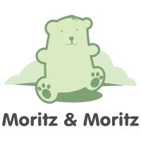 Niedlicher grüner Bär mit dem Text "Moritz & Moritz" darunter.