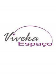 Logo com texto "Viveka Espaço" em cinza e roxo, com linha curva acima.
