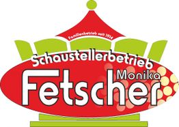 Logo mit roter und grüner Schrift: Schaustellerbetrieb Monika Fetscher, Familienbetrieb seit 1914.