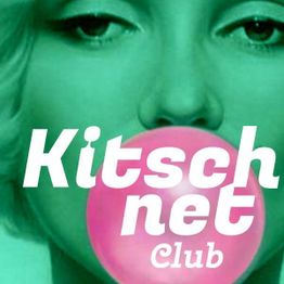Mulher soprando chiclete rosa com texto "Kitschnet Club" em frente. Fundo verde.