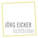Quadratisches Logo mit gelbem Rand, Text: "Jörg Eicker Lichtbilder" in Grau.