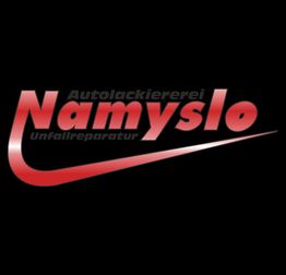 Schwarzes Logo mit rotem Schriftzug "Namyslo", darunter "Autolackiererei Unfallreparatur".
