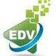 Grünes EDV-Logo mit blauen und grünen Quadraten, die nach oben rechts schweben.