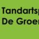 Groene achtergrond met een lachende tand en de tekst 'Tandartspraktijk De Groene Hoek'.